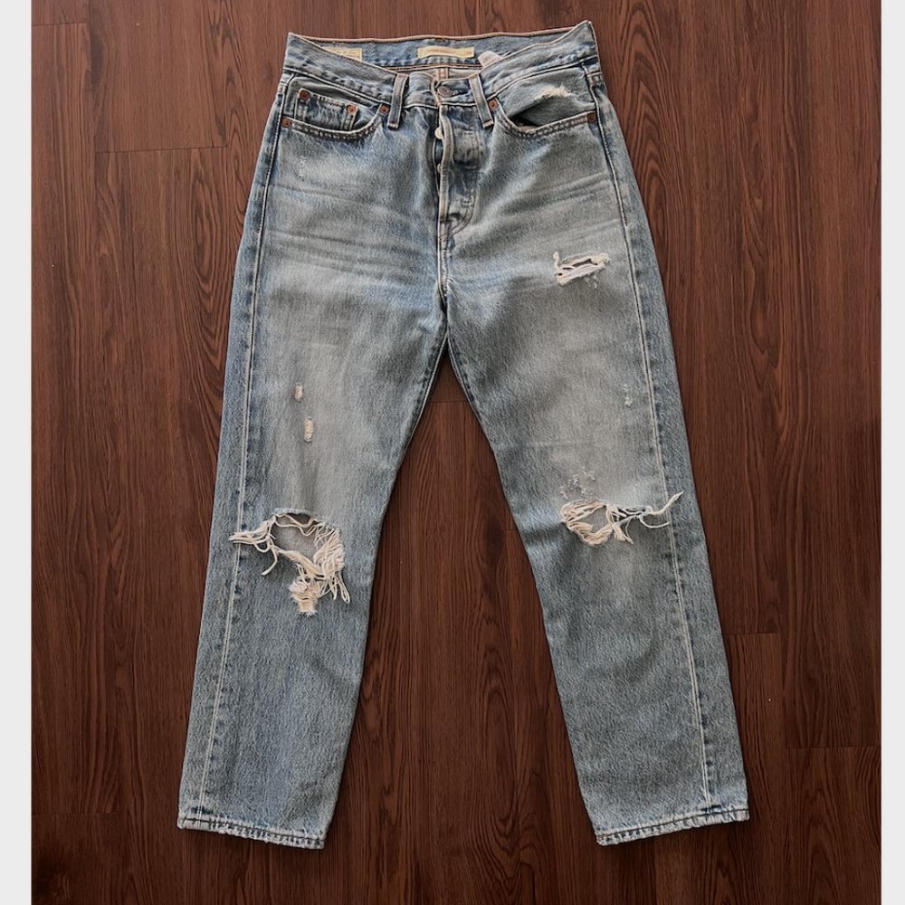 Levi’s Wedgie Straight Blue Wash Distressed Jeans
